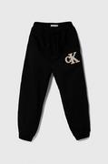 Spodnie i spodenki dla chłopców - Calvin Klein Jeans spodnie dresowe bawełniane dziecięce kolor czarny z aplikacją - miniaturka - grafika 1