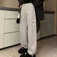 Spodnie sportowe damskie - Dresowe damskie spodnie z kieszenią - Jasnoszary - miniaturka - grafika 1