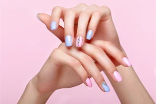 Manicure naturalny z masażem dłoni w Łodzi - Czasopisma - miniaturka - grafika 1
