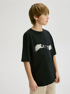 Koszulki dla chłopców - Reserved - Bawełniany t-shirt z nadrukiem - czarny - miniaturka - grafika 1
