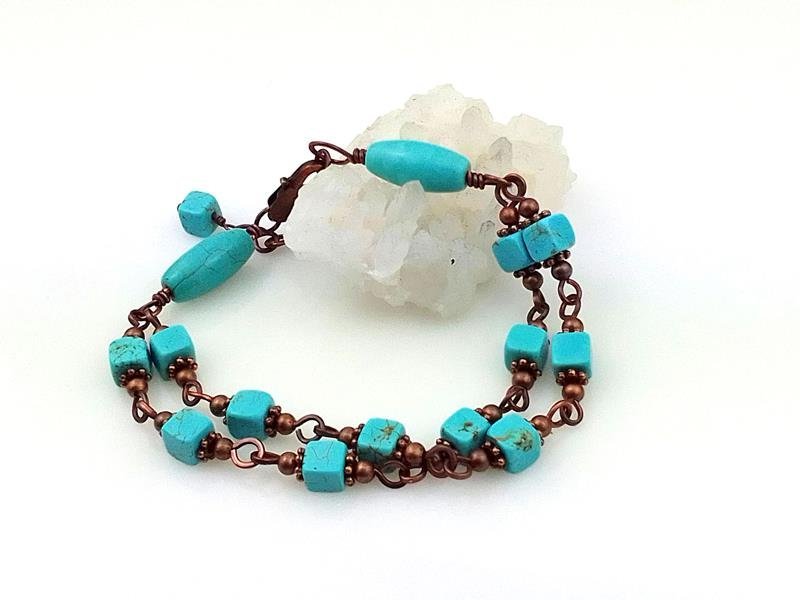 Bransoletka z drutu miedzianego z howlitem, obwód 15.5 – 18 cm, waga 12 gram, znak Bliźniąt, Panny, Strzelca i Raka