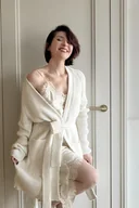 Swetry damskie - Długi, wiązany kardigan z kieszeniami, ecru - miniaturka - grafika 1