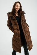 Kurtki damskie - Długa kurtka pikowana w brązowym kolorze - Greenpoint - miniaturka - grafika 1
