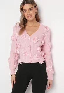 Swetry damskie - Różowy Sweterkowy Kardigan z Wełną z Ozdobnymi Kwiatami i Guzikami Bramsite - grafika 1