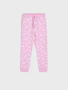 Spodnie i spodenki dla dziewczynek - Sinsay - Spodnie dresowe jogger Barbie - różowy - grafika 1