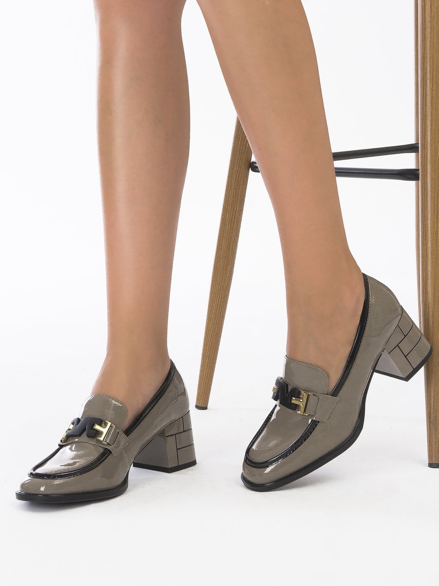 Artiker Półbuty damskie skórzane lakierowane Khaki-38
