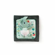 Zabawki interaktywne dla dzieci - LILLIPUTIENS Książeczka z mini-przytulanką wielofunkcyjna "Puk puk" Smok Joe 18 m+ - miniaturka - grafika 1