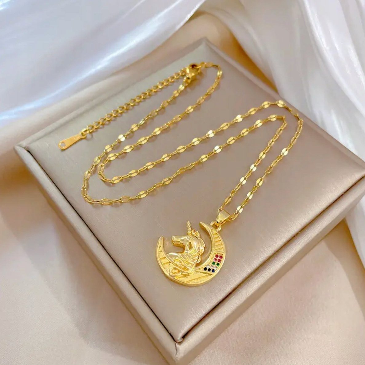 Złoty Naszyjnik Księżyc Jednorożec Kamienie Stal Szlachetna na Prezent