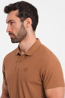Koszulki męskie - Ombre Męska koszulka polo jednokolorowa BASIC z dzianiny pique - brązowa V23 OM-POBS-0100 M - miniaturka - grafika 1