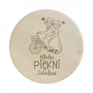 Tace i patery - Młodzi, piękni, zakochani - drewniana deska obrotowa z grawerem - miniaturka - grafika 1