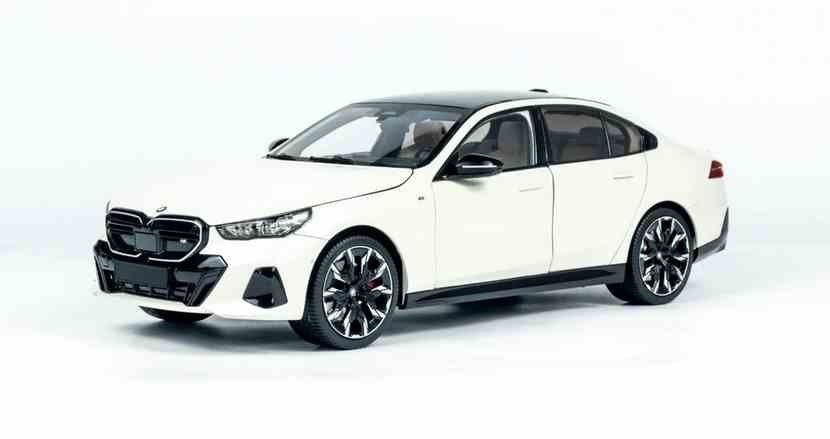 Bmw 5Series I5 (G60) White 2023 , 1:18 Minichamps 110023402
