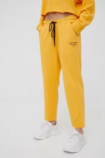 Spodnie damskie - DKNY spodnie dresowe damskie kolor żółty z nadrukiem - - grafika 1