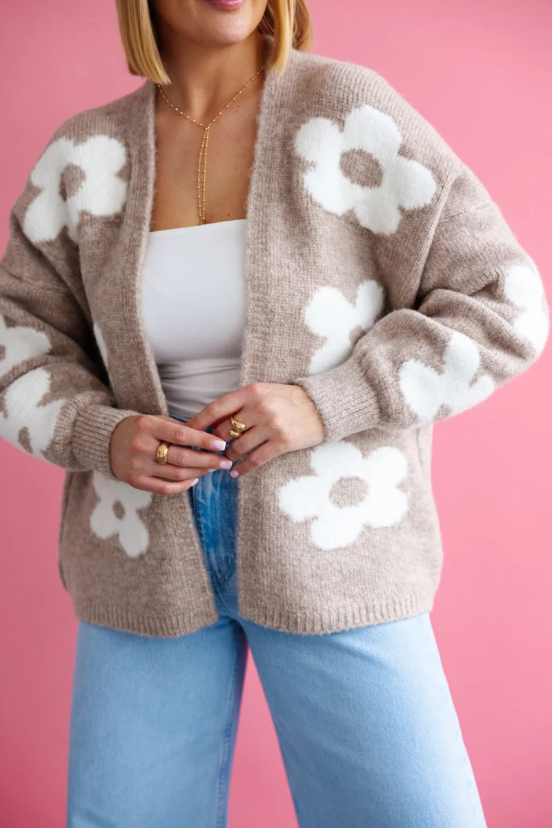 Krótki kardigan w kwiaty oversize - beż/ecru One size Sploty