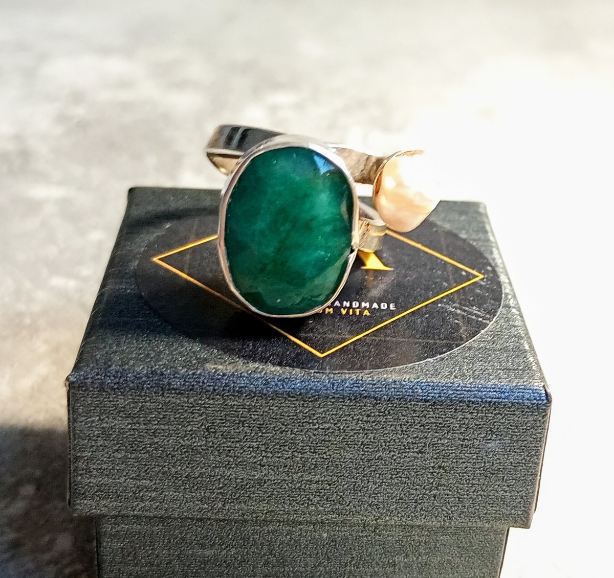 Srebrny Pierścionek Ze Szmaragdem I Barokową Perłą