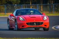 Czasopisma - Ferrari California vs Nissan GT-R - miniaturka - grafika 1
