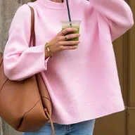 Swetry damskie - TEMU Damski Przytulny Różowy Sweter - Okrągły Dekolt, Długi Rękaw, Żebrowana Tekstura, Casualowy Jesienno-Zimowy Pulower z Brązową Torbą na Ramię i - miniaturka - grafika 1