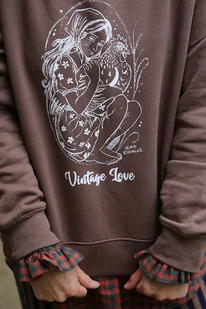 Bluza z grafiką Irmy Kovalke - Bluzy damskie Bluza z grafiką Irmy Kovalke - Bluzy damskie - miniaturka - grafika 1