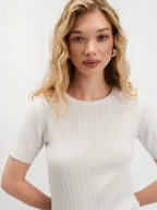 Swetry damskie - Biały sweter z fakturą z krótkim rękawem - miniaturka - grafika 1