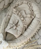 Kokony niemowlęce - Kokon niemowlęcy z długimi chwostami i wafelkiem "Boho" kolor piaskowy - miniaturka - grafika 1