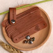 Rękodzieło - TEMU 20 Sztuk Sztucznej Skóry Ręcznie Robionych Etykiet Z Sercem I Kołkami, 0,55''*3,07'', DIY Wzory I Akcesoria Do Wzorów I Wzorów Na Szaliki, - miniaturka - grafika 1