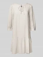 Sukienki - Sukienka o długości do kolan z dekoltem w serek - miniaturka - grafika 1