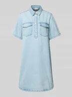 Sukienki - Sukienka jeansowa o długości do kolan z nakładanymi kieszeniami na piersi - miniaturka - grafika 1