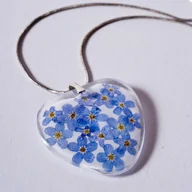 Naszyjniki - Naszyjnik z niezapominajkami w żywicy - serce - miniaturka - grafika 1