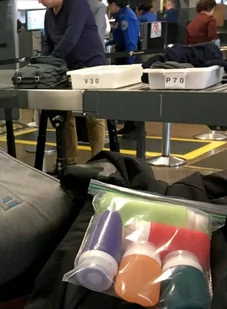 Podróżna butelka na szampon do samolotu Humangear GoToob+ L - aqua - Butelki dla niemowląt - miniaturka - grafika 4