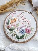 Dekoracje domu - Ręcznie haftowany tamborek, kwiaty polne, łąka, metryczka, do pokoju dziecka - miniaturka - grafika 1