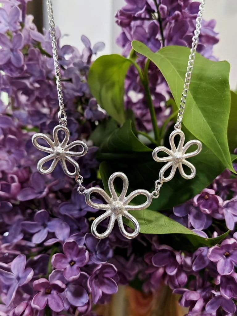 Naszyjnik srebrny handmade z ażurowymi kwiatuszkami jasny