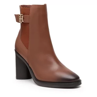 Botki damskie - Tommy Hilfiger Botki Th Monogram Hardware Heel Boot FW0FW06006 Winter Cognac GVI - grafika 1