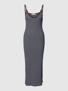 Sukienki - Sukienka o długości do kolan ze wzorem w paski - grafika 1