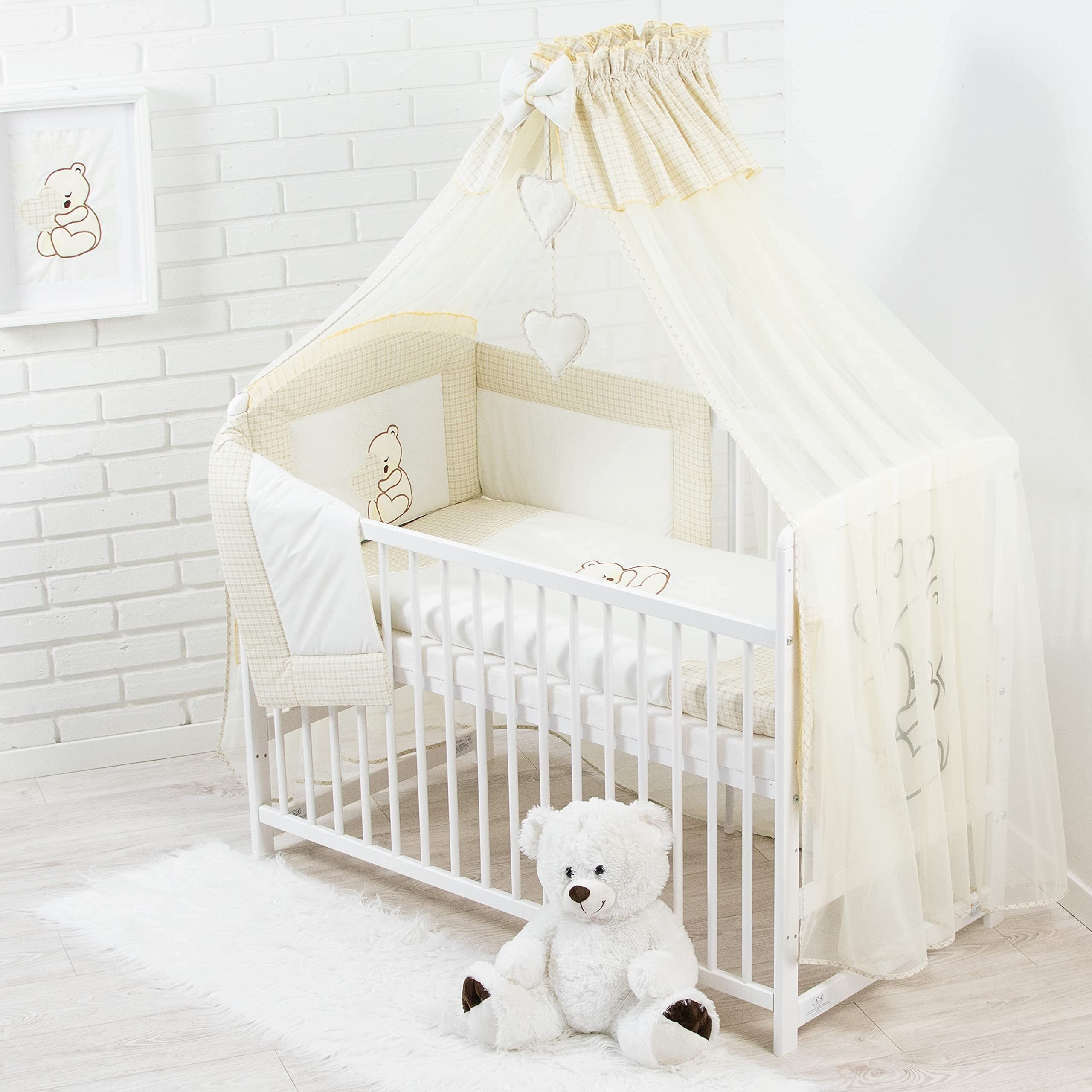 Pościel dziecięca komplet 10 sztuk bez łóżeczka do łóżeczka w rozmiarze 70x140 wykonana w 100% z bawełny z haftowanym misiem z sercem w komplecie z moskitierą w kolorze jasnobeżowym