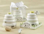 Inne naczynia kuchenne - PysznaPaczka.pl Porcelanowy słoiczek na miód w kształcie ula + łyżeczka z serduszkiem sloik-miod - miniaturka - grafika 1