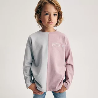 Bluzki dla chłopców - Reserved - Dwukolorowy longsleeve z nadrukiem - Różowy - grafika 1