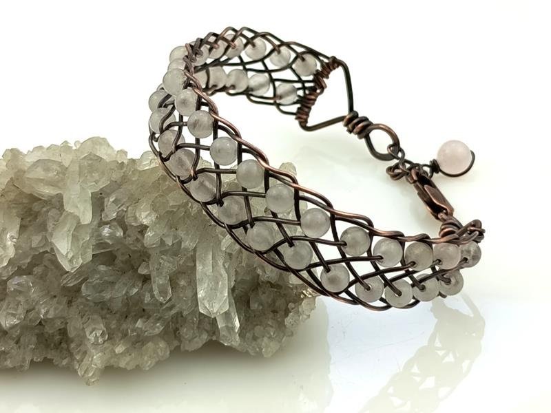 Bransoletka miedziana z kwarcem różowym, splot Kumihimo, obwód 15.5 cm plus 2 cm, waga 14 gram, rękodzieło