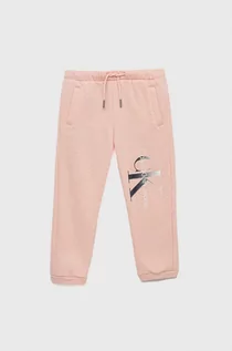 Spodnie i spodenki dla dziewczynek - Calvin Klein Jeans spodnie dresowe dziecięce kolor różowy z nadrukiem - grafika 1