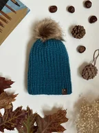 Czapki damskie - Wełniana czapka bez wywinięcia z odpinanym pomponem - kolor niebieski - miniaturka - grafika 1