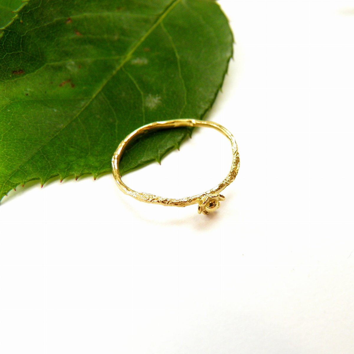 Delikatny kwiatuszek pozłocony - pierścionek srebrny