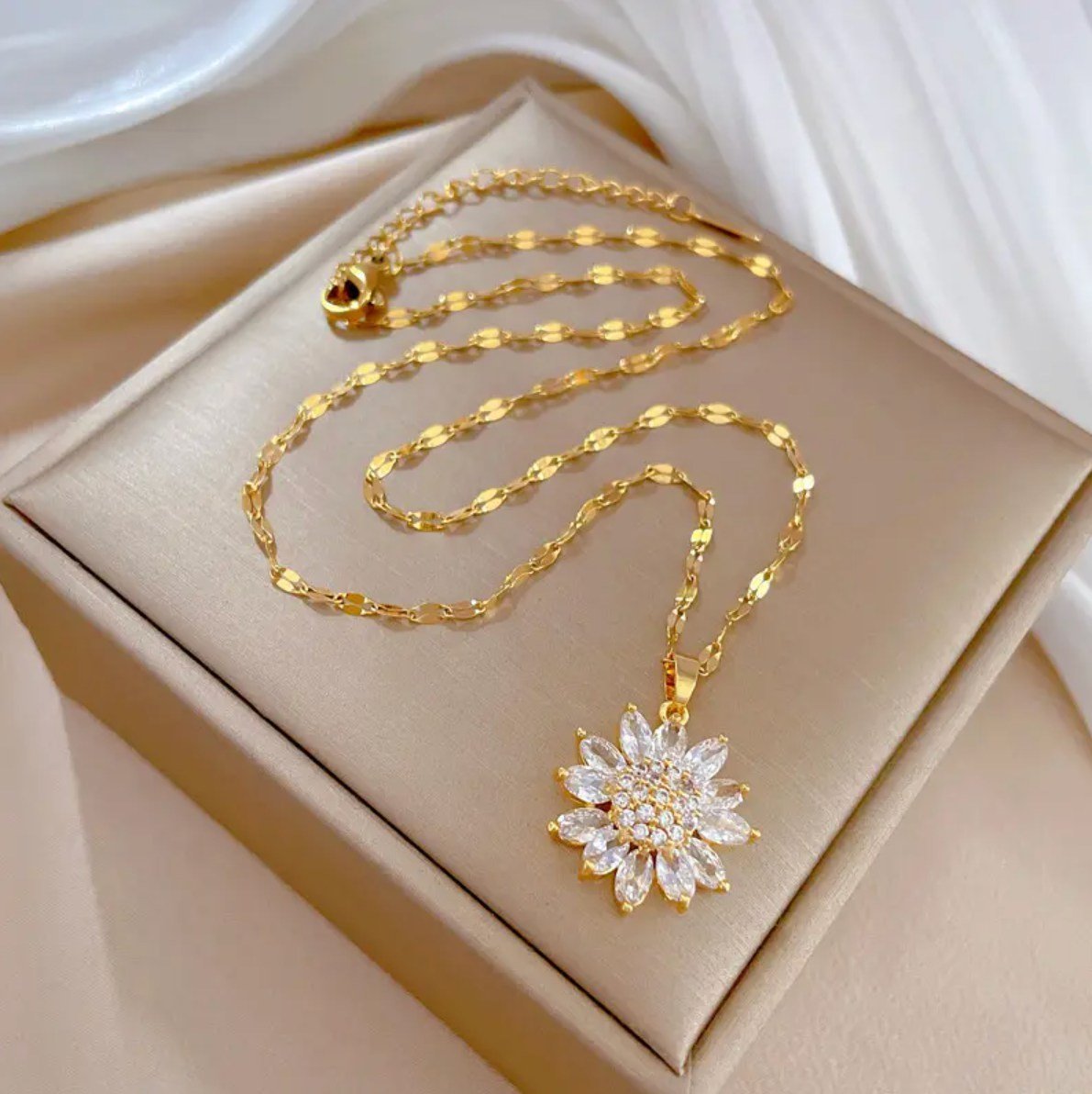 Złoty Naszyjnik Kwiat Cyrkonie Modny Damski Stal Szlachetna na Prezent