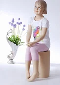 Manekiny wystawowe - BB-13 manekin dziewczynka dziecko. Kolor skóry siedzący elegancki nowoczesny. Wymodelowana fryzura - miniaturka - grafika 1