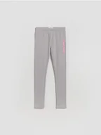 Spodnie i spodenki dla dziewczynek - Reserved - Bawełniane legginsy z nadrukiem - jasnoszary - miniaturka - grafika 1