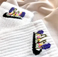 Skarpetki damskie - Białe skarpetki Nike z haftem ręcznym - miniaturka - grafika 1