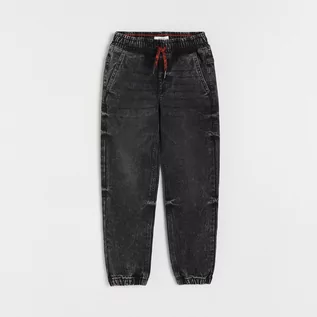 Spodnie i spodenki dla chłopców - Reserved Elastyczne jeansy joggers - Czarny - grafika 1