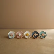 Smoczki uspokajające - Frigg Smoczek dla niemowlaka kauczukowy okrągły Daisy Blush 6m+ - miniaturka - grafika 1