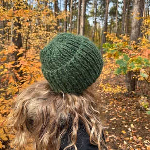 Gruba wełniana czapka oversize z bardzo szerokim wywinięciem - leśna zieleń - Czapki damskie - miniaturka - grafika 1