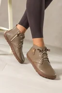 Botki damskie - Ciemnobeżowe botki barefoot skórzane damskie szerokie na elastycznej płaskiej podeszwie złota ozdoba elastyczne sznurówki PRODUKT POLSKI Casu 69927 - miniaturka - grafika 1