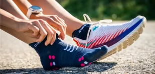 COMPRESSPORT Skarpetki do biegania krótkie ProRacing Socks V4 mood indigo/magenta - Skarpetki sportowe męskie - miniaturka - grafika 3