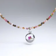 Naszyjniki - Różowy Turmalin z kwiatem różowej Smagliczki - miniaturka - grafika 1