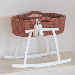 Kołyska dla lalki- Kosz Mojżesza (SUNSET) z materacem, pościelą, frędzlami + drewniana podstawa biała - Domki dla lalek - miniaturka - grafika 1